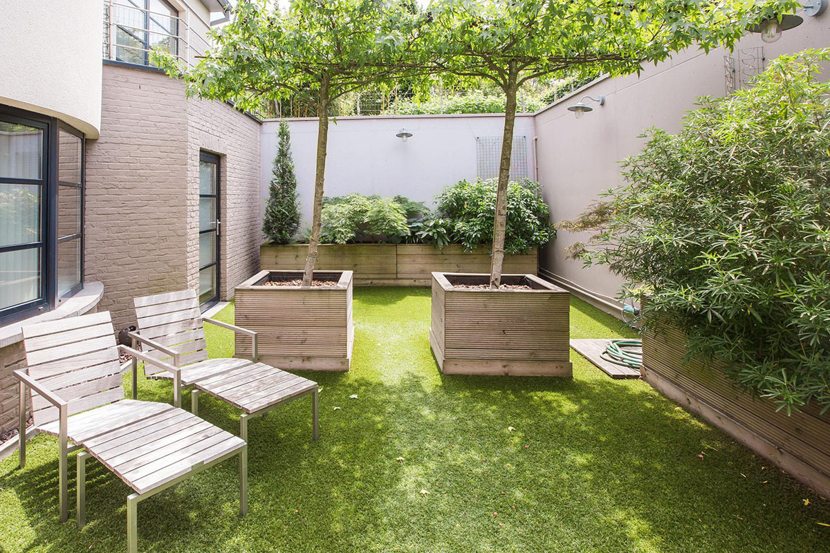 Mooie tuin in schoonheidsinstituut met relax stoelen en gras