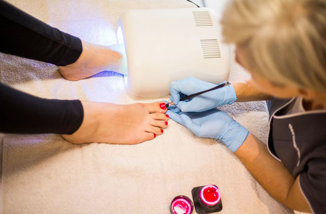 aanbrengen van gellak tijdens de pedicure